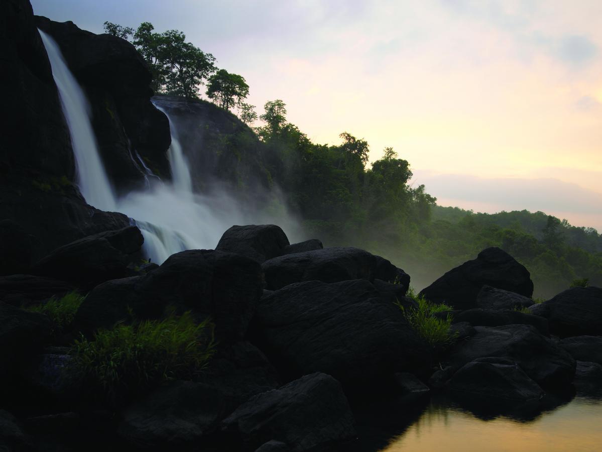 Wayanad Royal Crown Hotel Kalpetta Bagian luar foto