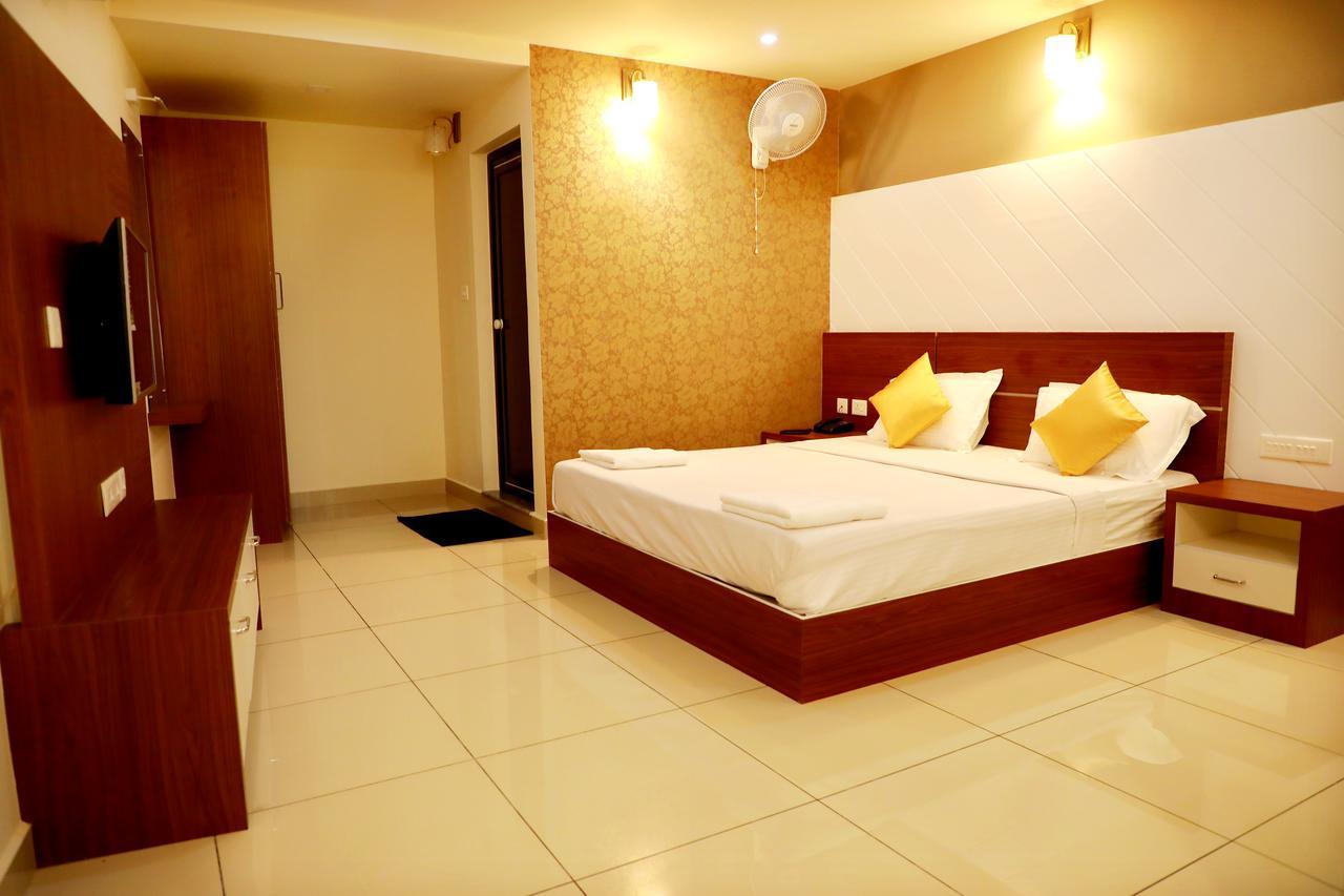 Wayanad Royal Crown Hotel Kalpetta Bagian luar foto
