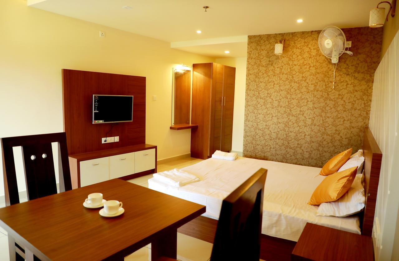 Wayanad Royal Crown Hotel Kalpetta Bagian luar foto