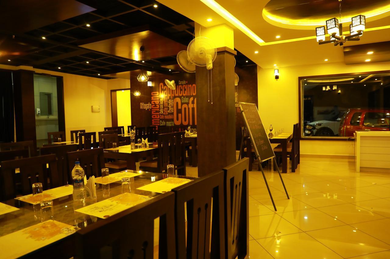 Wayanad Royal Crown Hotel Kalpetta Bagian luar foto