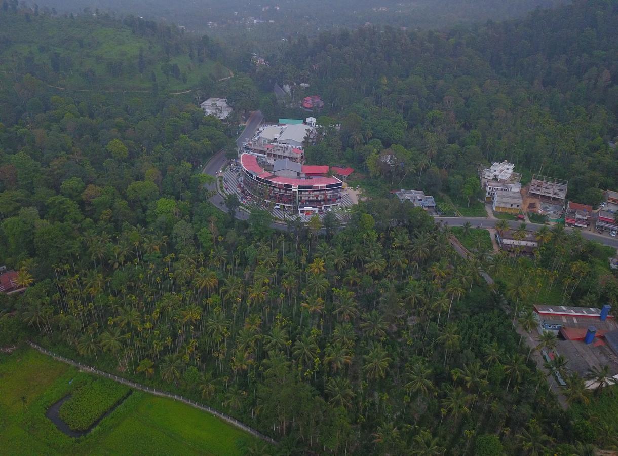 Wayanad Royal Crown Hotel Kalpetta Bagian luar foto