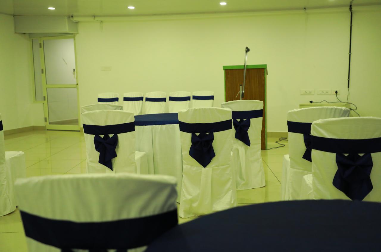 Wayanad Royal Crown Hotel Kalpetta Bagian luar foto