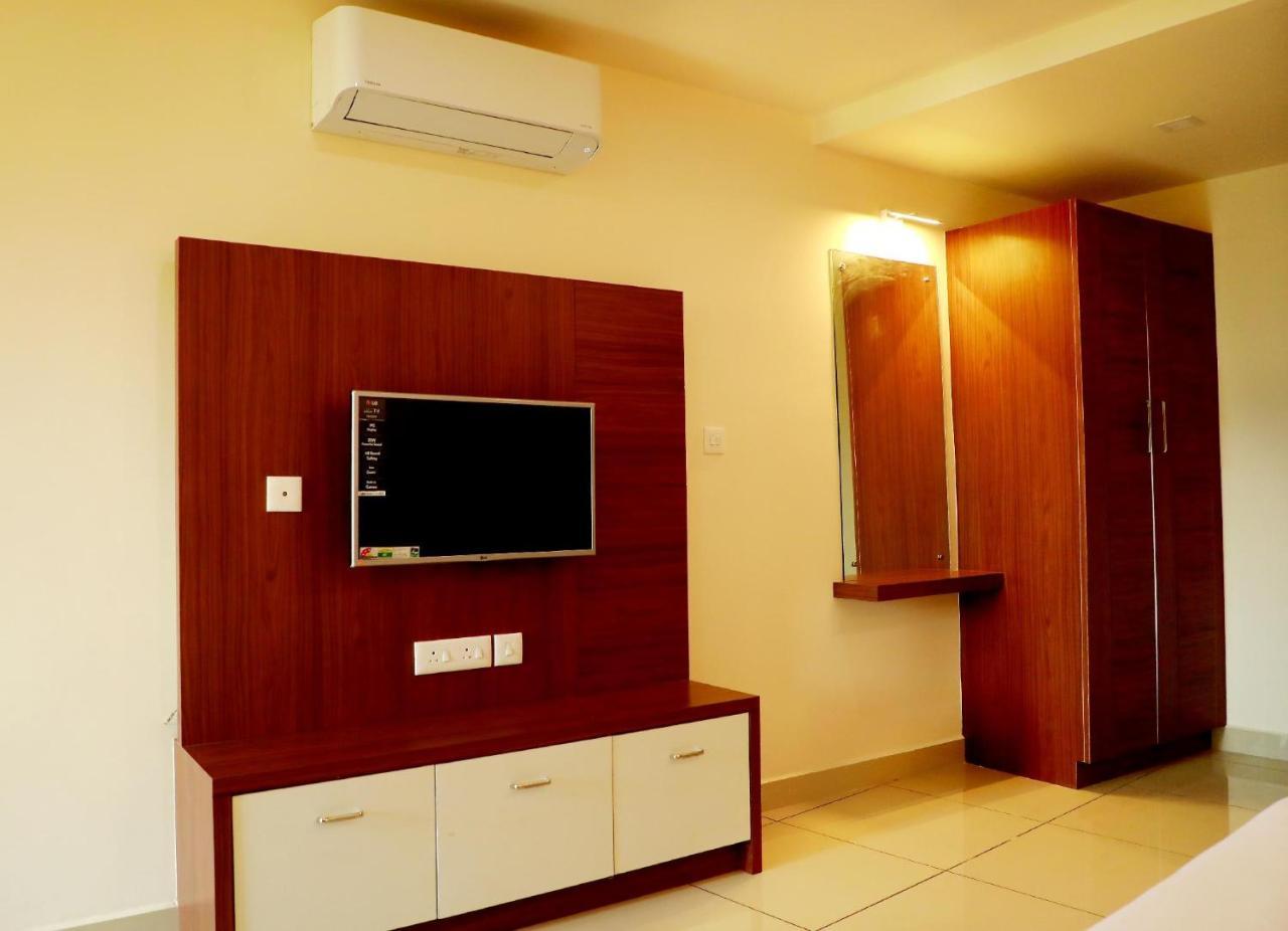 Wayanad Royal Crown Hotel Kalpetta Bagian luar foto